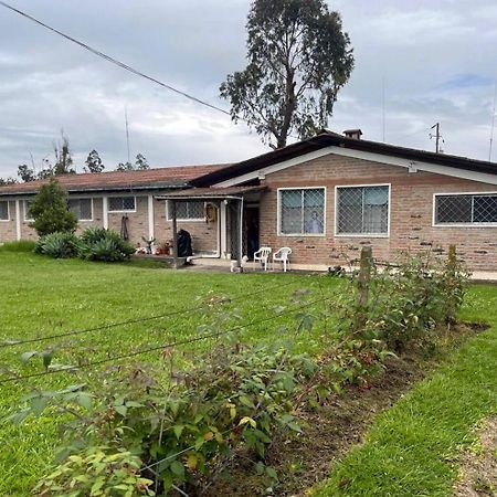 Quito Eco Lodge Airport - B&B Tababela Bagian luar foto