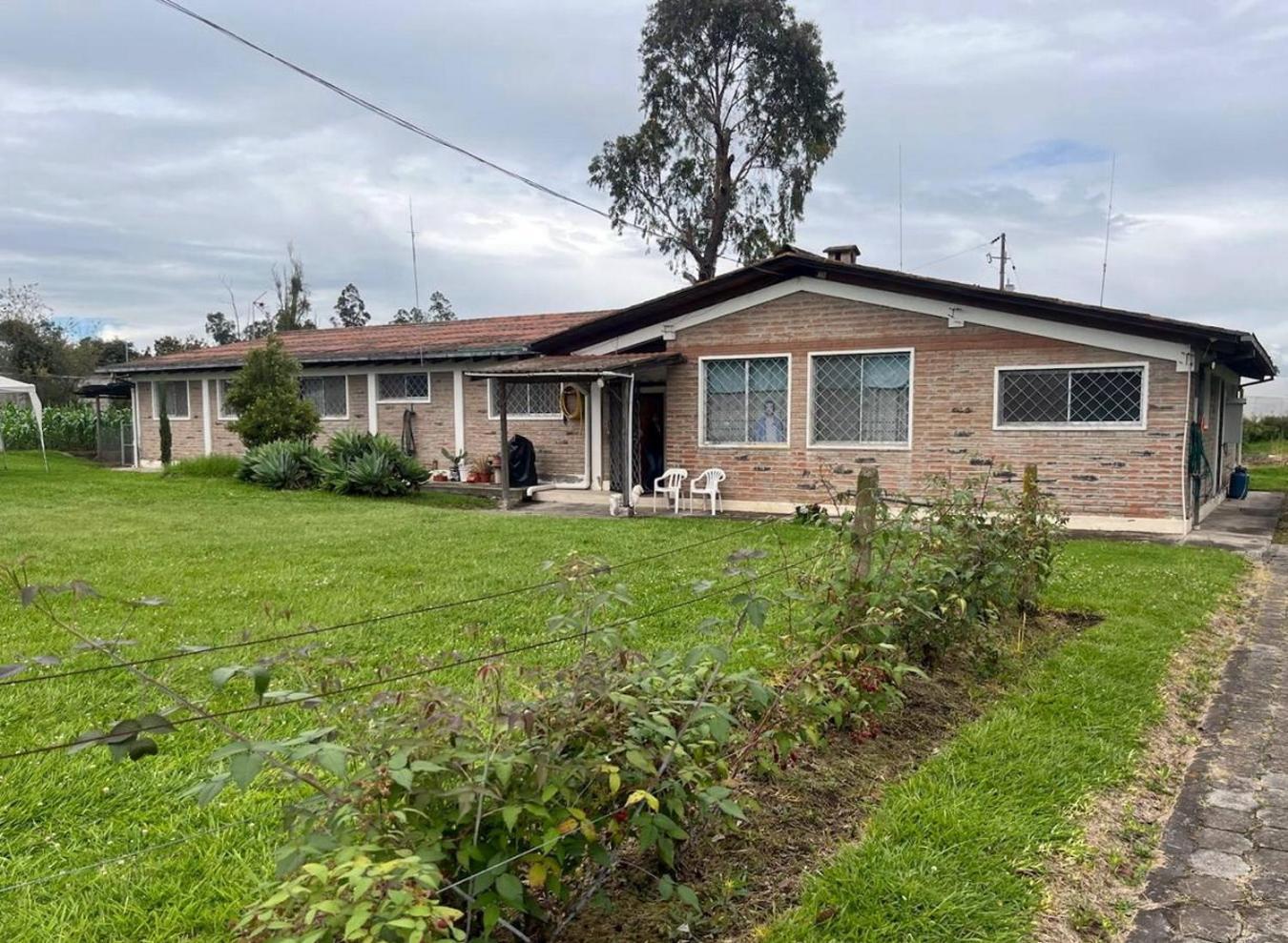 Quito Eco Lodge Airport - B&B Tababela Bagian luar foto